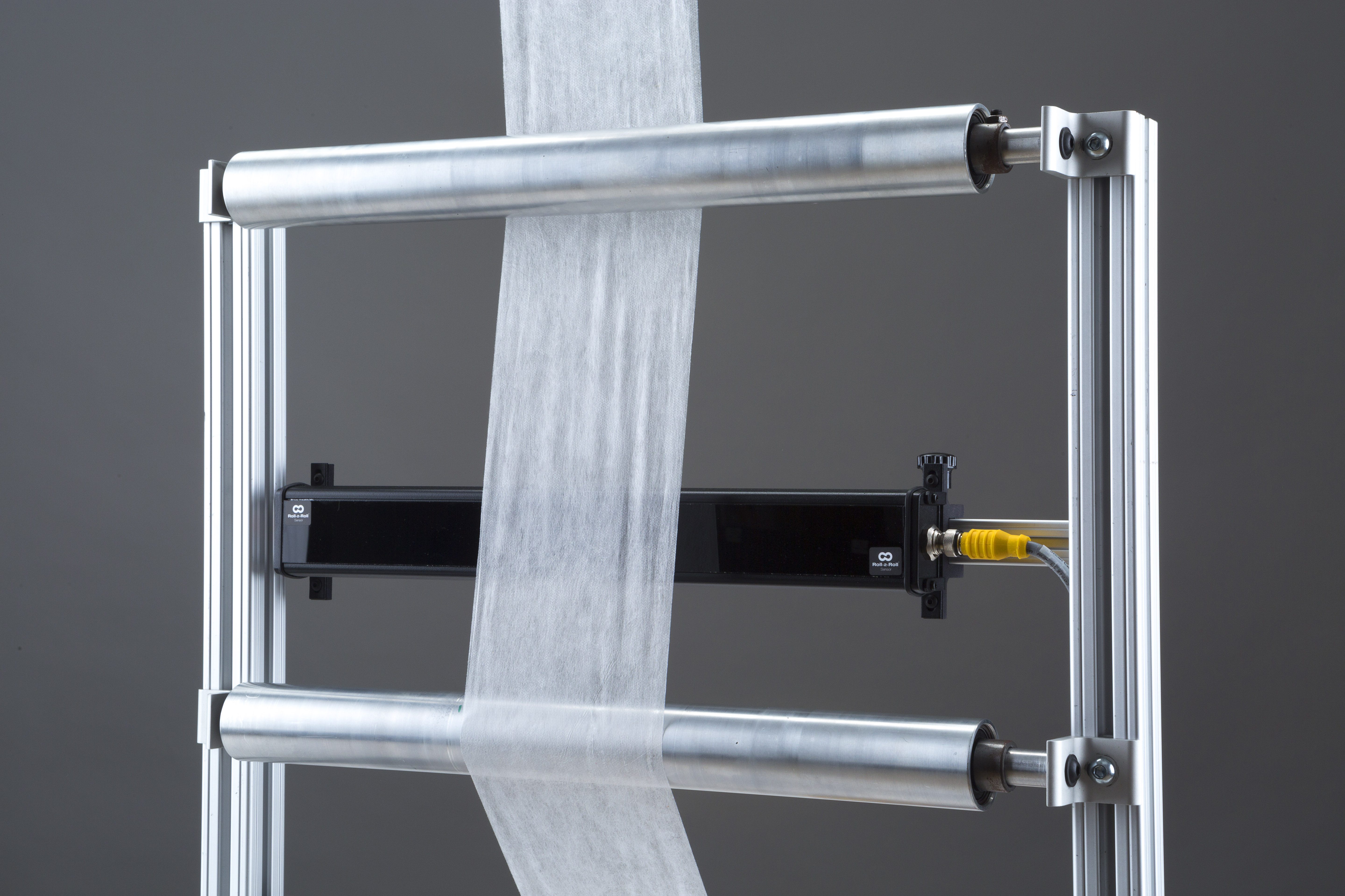 Web width measurement with a single wide sensor