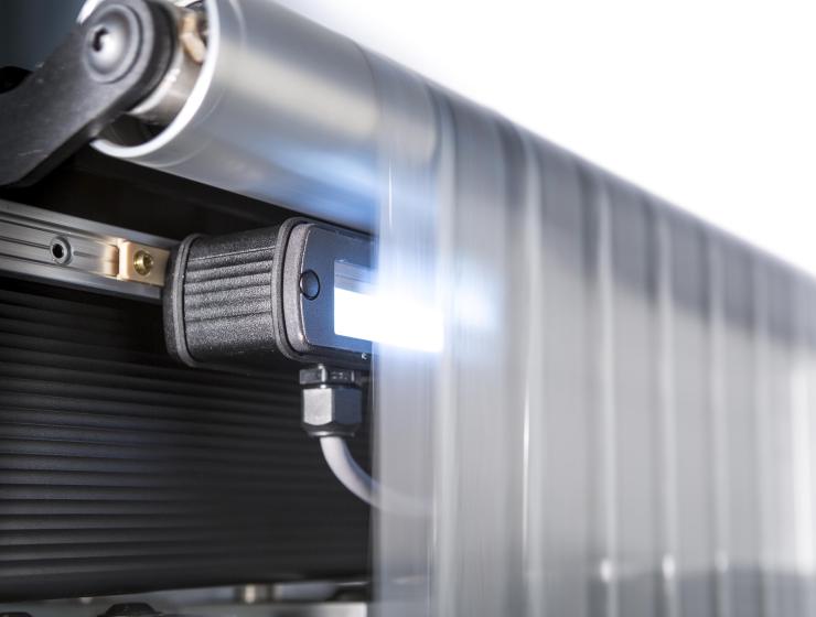 Contrast guiding application with WPS 48 WL sensor