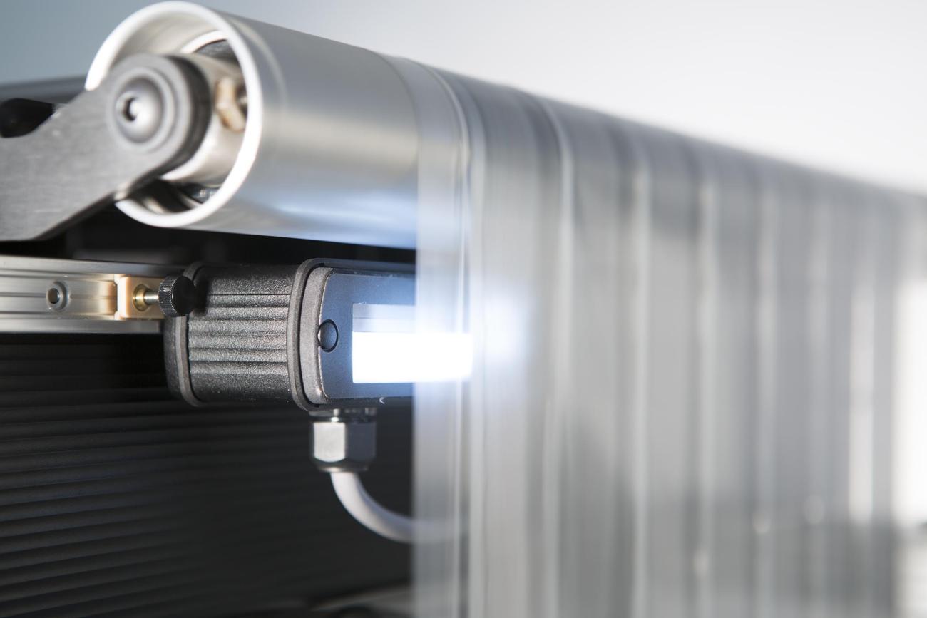 Contrast guiding with a whitelight sensor