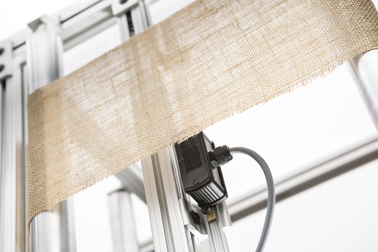 Edge detection of any material with Roll-2-Roll Sensor