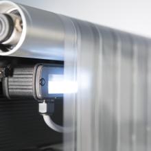 Contrast guiding with a whitelight sensor